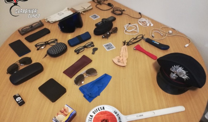 Sfonda un finestrino e ruba oggetti da un’auto parcheggiata: 18enne denunciato