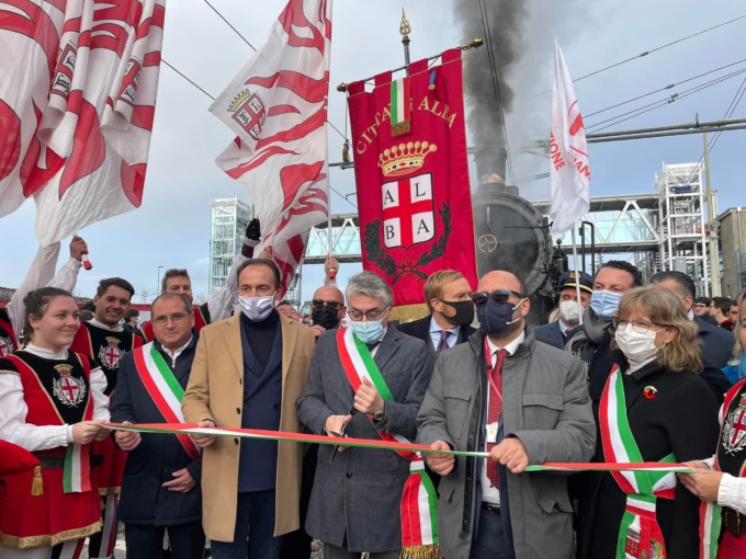 Taglio del nastro per la riapertura della linea ferroviaria verso Asti con i treni storici a vapore