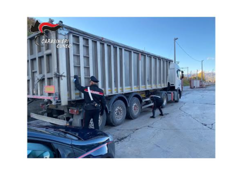 Senza accorgersi, stava trasportando 12 profughi afghani sull’autoarticolato