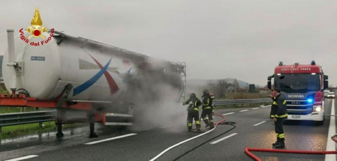 Tangenziale di Alba, a fuoco autocisterna che trasporta zucchero