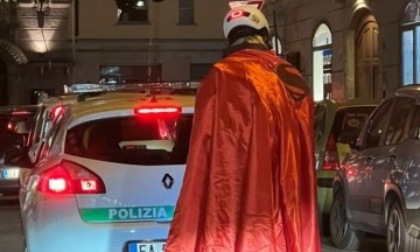 In mezzo al traffico (e in coda dietro ai vigili) spunta... Superman