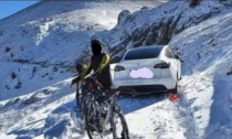 Sulla Monesi-Limone... con la Tesla, ma rimangono bloccati nella neve e scappano