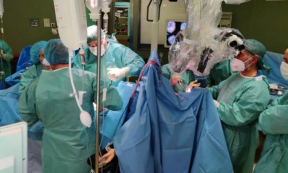 Partorisce mentre la operano al cervello: salve madre e figlia