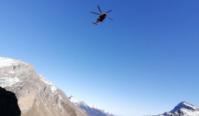 Alpinista colpito da scarica di pietre sulla cascata di ghiaccio “Black Marasma”: è grave