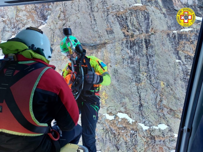 Valdieri, ghiacciatore infortunato: salvato dal Soccorso Alpino