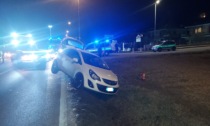 Ubriaco alla guida di una Mercedes, fa finire una Opel Corsa fuori strada