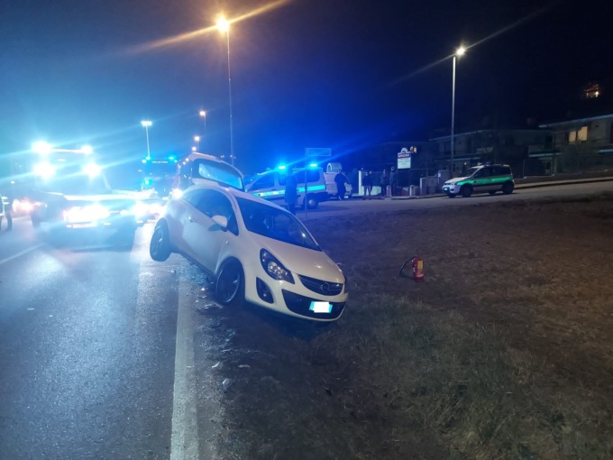 Ubriaco alla guida di una Mercedes, fa finire una Opel Corsa fuori strada