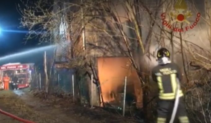 Vasto incendio in una cascina a bordo autostrada, chiusa la A6