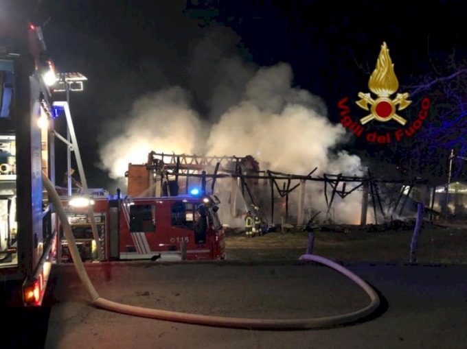 Incendio all’interno di un fienile. E’ accaduto a Envie