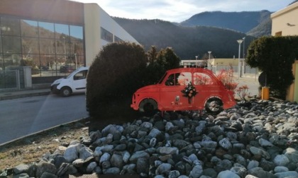 A Roccabruna rubata la sagoma della "Fiat 500" in ricordo di Olimpio Olagnero