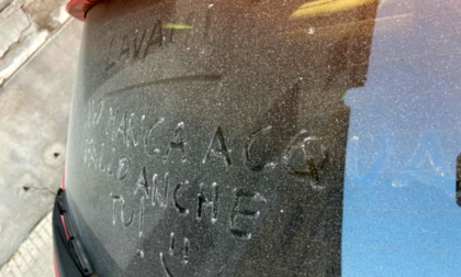 Gli scrivono "Lavami" sull'auto, ma lui: "No, c'è la siccità... anzi fatelo anche voi"