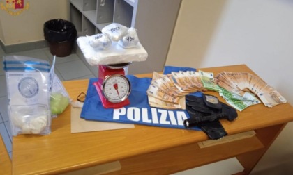 Un chilo e mezzo di cocaina "in pietra" nascosta in casa: due arresti