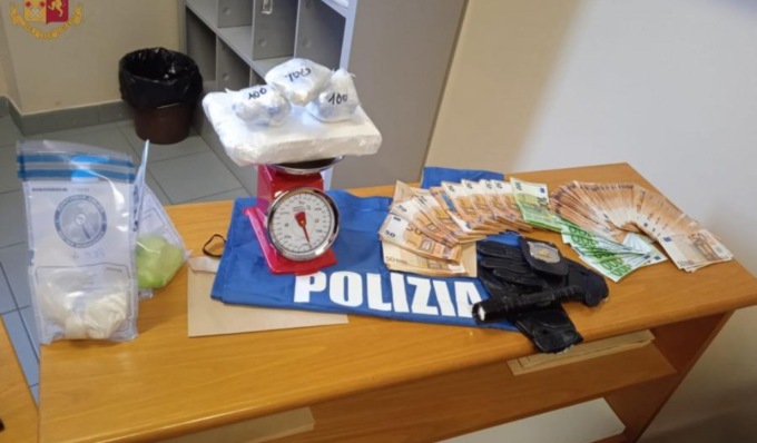 Un chilo e mezzo di cocaina “in pietra” nascosta in casa: due arresti