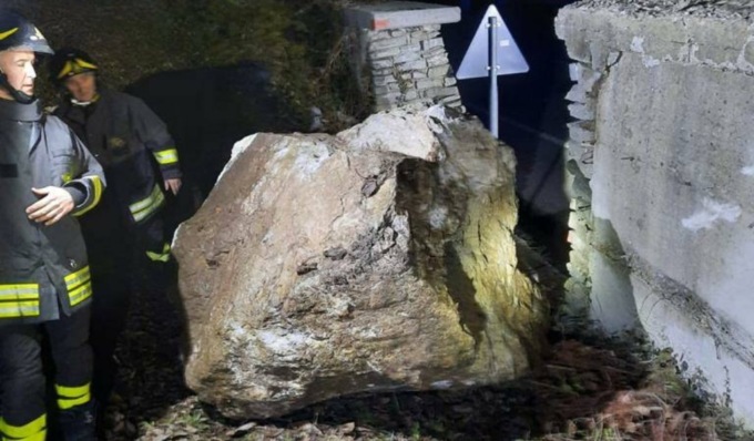 Masso frana sulla Statale 21 e sfiora un’auto: tragedia scampata a Moiola