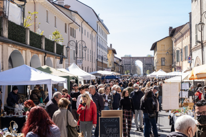 Countdown al secondo mercato dell’antiquariato di Cherasco: si svolgerà domenica 8 maggio nel centro storico