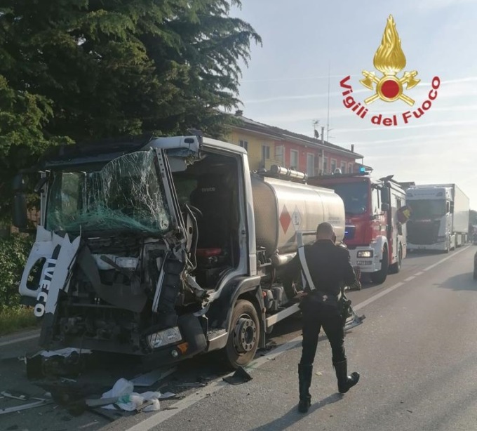 Ennesimo incidente stradale: violento tamponamento tra una cisterna e un autocarro. E’ successo sulla SS 231 ad Alba