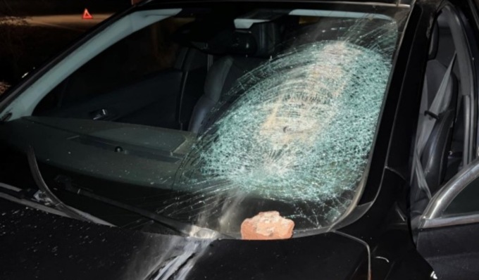 Lanciano mattoni sulle auto in transito, arrestati tre giovani
