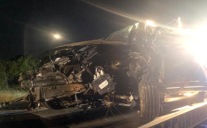 Auto fuori strada per evitare un cinghiale: muore una 56enne