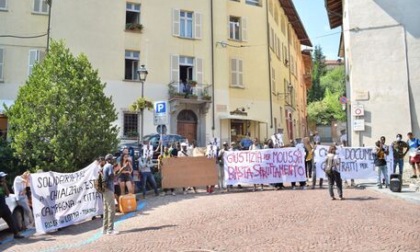 Saluzzo, manifestazione dei braccianti davanti alla sede di Confagricoltura