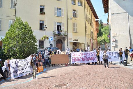 Saluzzo, manifestazione dei braccianti davanti alla sede di Confagricoltura