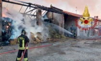Intervento dei Vigili del Fuoco per un vasto incendio in un fienile a Saluzzo