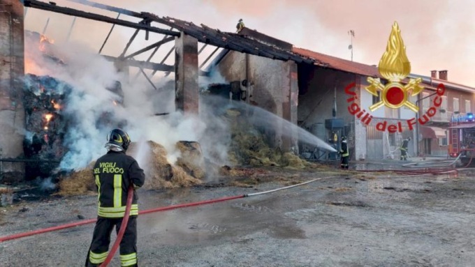 Intervento dei Vigili del Fuoco per un vasto incendio in un fienile a Saluzzo