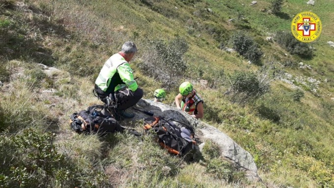 Cade in una scarpata mentre va al concerto di Ferragosto, sul posto il Soccorso Alpino
