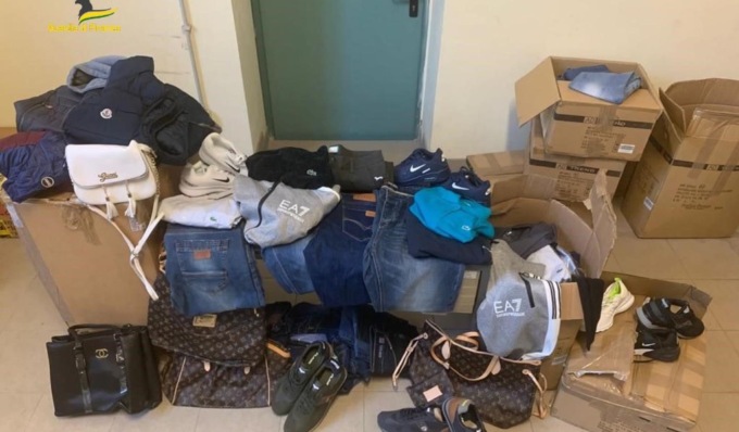 Sequestrati all’aeroporto di Levaldigi capi d’abbigliamento e accessori di lusso contraffatti