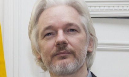 Sabato 1 ottobre verrà inaugurato a Priero il monumento a Julian Assange: “Una vita sospesa per la verità”