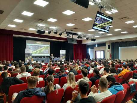 Fossano, 300 studenti in aula per svolgere un corso di guida sicura