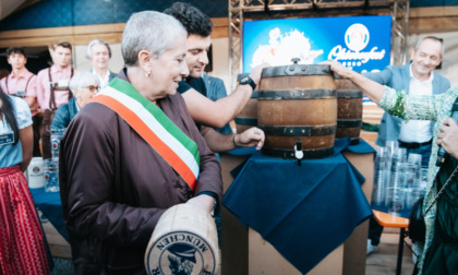 Pubblico entusiasta, musica e voglia di festa all’inaugurazione del “Paulaner Oktoberfest Cuneo”