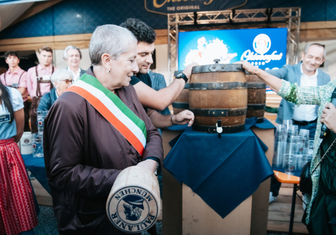 Pubblico entusiasta, musica e voglia di festa all’inaugurazione del “Paulaner Oktoberfest Cuneo”