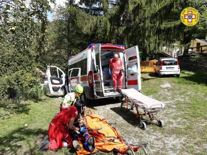 Si infortuna nei boschi mentre cerca funghi, donna tratta in salvo dal soccorso alpino