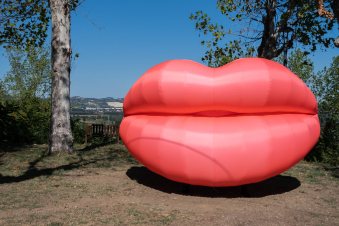 #BaciamiCherasco, inaugurata l’installazione della bocca gigante lungo i Bastioni
