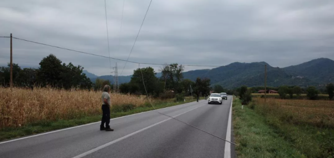 Vignolo, cavo dell’alta tensione si stacca dal traliccio e lambisce un’auto: illeso il conducente
