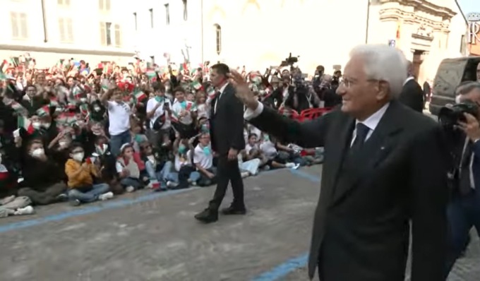 Il Presidente ad Alba accolto dai bambini della primaria Coppino al grido di “Mattarella, Mattarella”