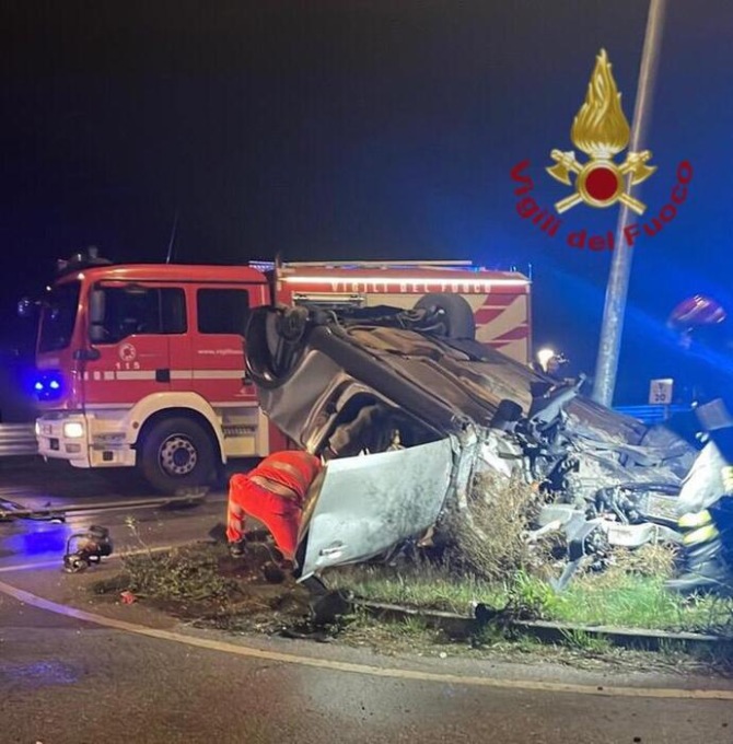 Govone d’Alba, auto si ribalta a ridosso di una rotonda: 2 feriti e un morto