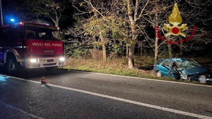Garessio, uomo finisce fuori strada e rimane incastrato nel veicolo: soccorso dai pompieri