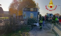 Centallo, autobus di linea esce fuori strada e si schianta contro una recinzione: nessun ferito