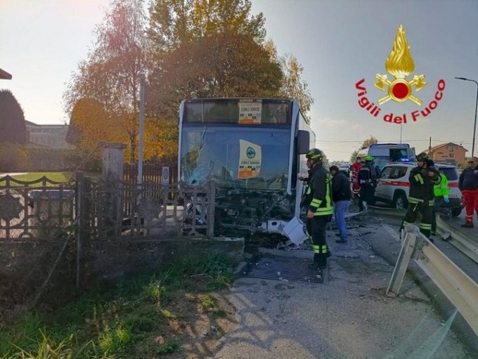Centallo, autobus di linea esce fuori strada e si schianta contro una recinzione: nessun ferito