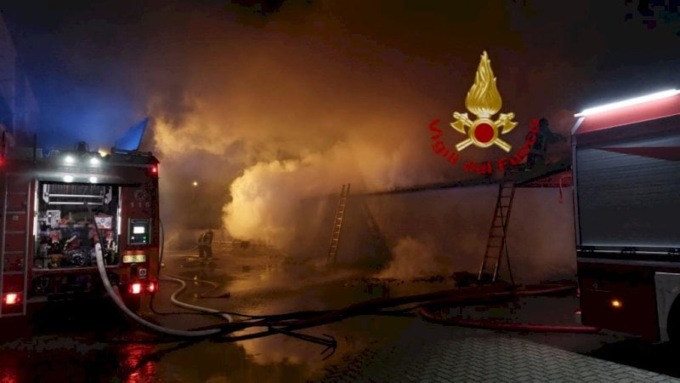 Cavallermaggiore, incendio nella notte in una legnaia: domato dai pompieri