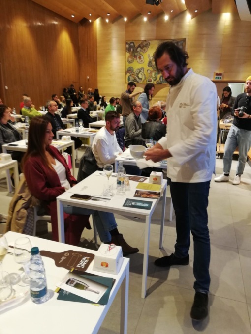 Lo chef Luigi Taglienti ha cucinato alla Fiera del Tartufo Bianco d’Alba con protagonista il Prosciutto Crudo di Cuneo Dop