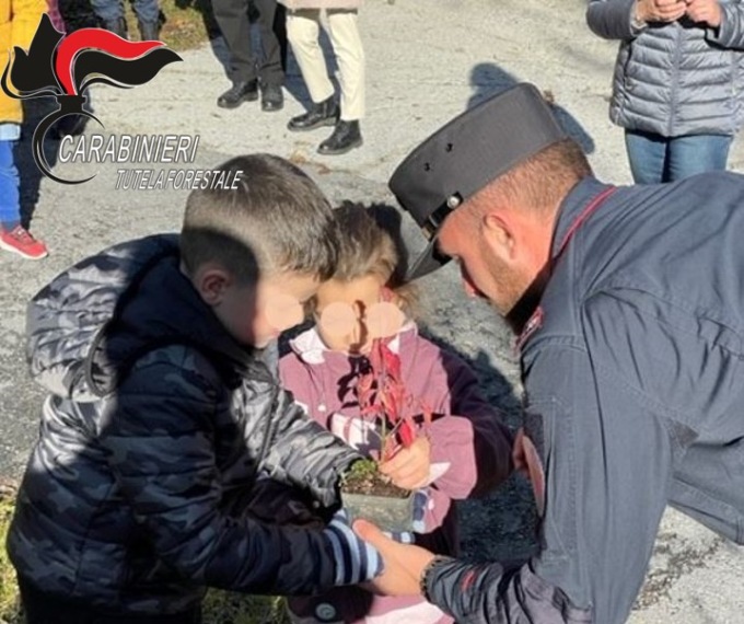 Giornata dell’Albero, celebrata la festa coi Carabinieri Forestali in 17 istituti scolastici della Granda