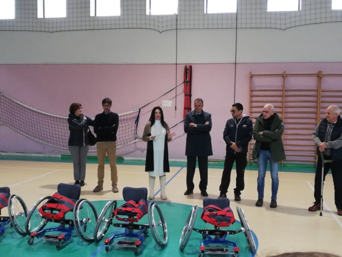 Il Comune di Bra dona alle scuole due carrozzine per fare sport