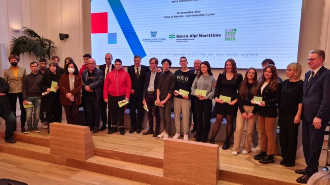 Consegnate 17 borse di studio dalla Amos agli studenti delle scuole superiori