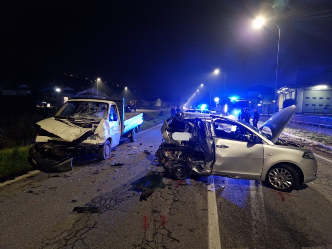 Scontro tra due auto sulla provinciale 661: tre feriti