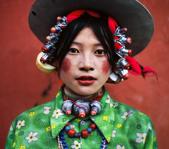 All’antico setificio di Cuneo in mostra 100 scatti di Steve McCurry, iconici e inediti