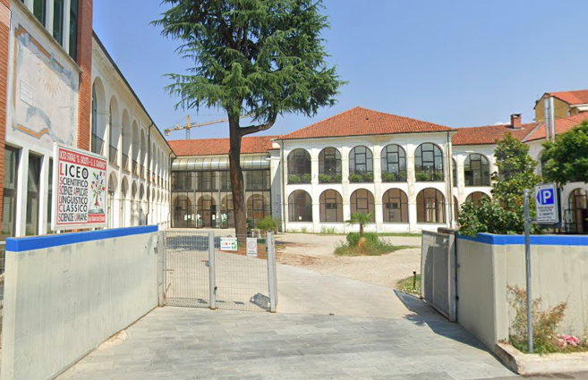 Crolla il soffitto del liceo, studente trasportato all’ospedale di Verduno