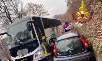 Autobus diretto a Prato Nevoso si è scontrato con un'auto sulla Sp327: un ferito
