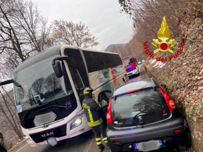 Autobus diretto a Prato Nevoso si è scontrato con un’auto sulla Sp327: un ferito